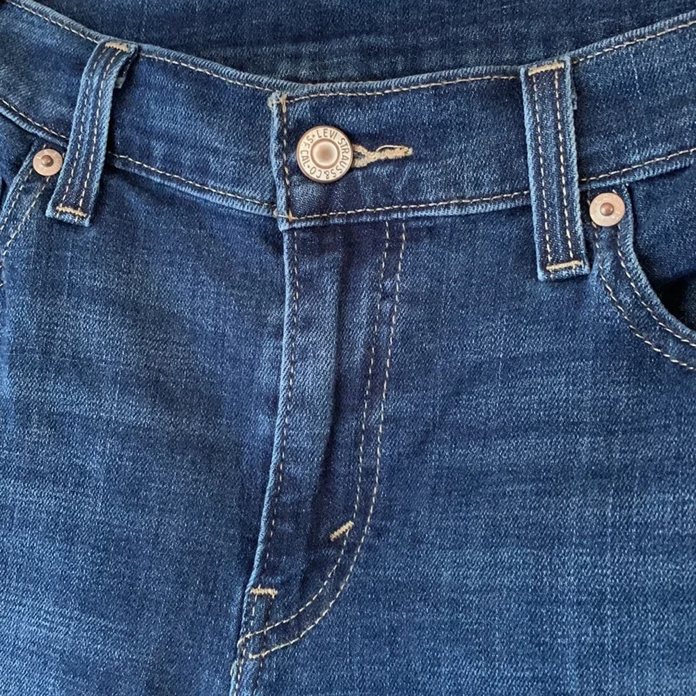 Levi’s women’s size 29 or 8 cotton poly spandex denim blue jean shorts full cut